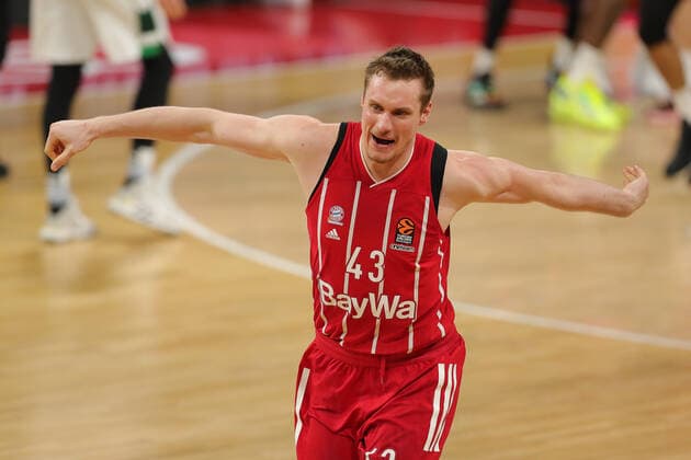 Leon Radosevic Muenchen cheers his way into the quarterfinals GER, FC Bayern Basketball vs Zalgiris Kaunas, Basketball, Euroleague, 2020 2021 season, 01 04 2021, GER, FC Bayern Basketball vs Zalgiris Kaunas, Basketball, Euroleague, 2020 2021 season, 01 04 2021, Muenchen Copyright: xEIBNER MarcelxEngelbrechtx EP_EER