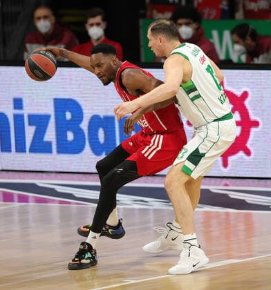 Duel between Jajuan Johnson Muenchen and Paulius Jankunas Kaunas GER, FC Bayern Basketball vs Zalgiris Kaunas, Basketball, Euroleague, 2020 2021 season, 01 04 2021, GER, FC Bayern Basketball vs Zalgiris Kaunas, Basketball, Euroleague, 2020 2021 season, 01 04 2021, Muenchen. Copyright: xEIBNER MarcelxEngelbrechtx EP_EER