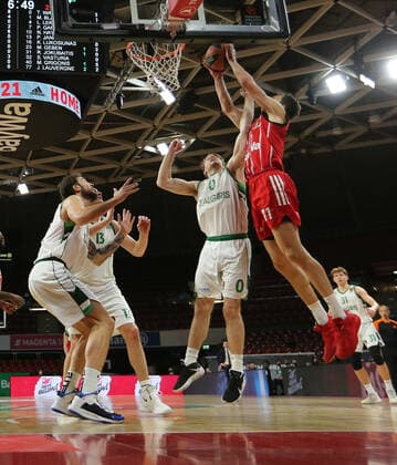 Thomas Walkup Kaunas and Vladimir Lucic Muenchen in duel GER, FC Bayern Basketball vs Zalgiris Kaunas, Basketball, Euroleague, Season 2020 2021, 01 04 2021, GER, FC Bayern Basketball vs Zalgiris Kaunas, Basketball, Euroleague, Season 2020 2021, 01 04 2021, Muenchen Copyright: xEIBNER MarcelxEngelbrechtx EP_EER