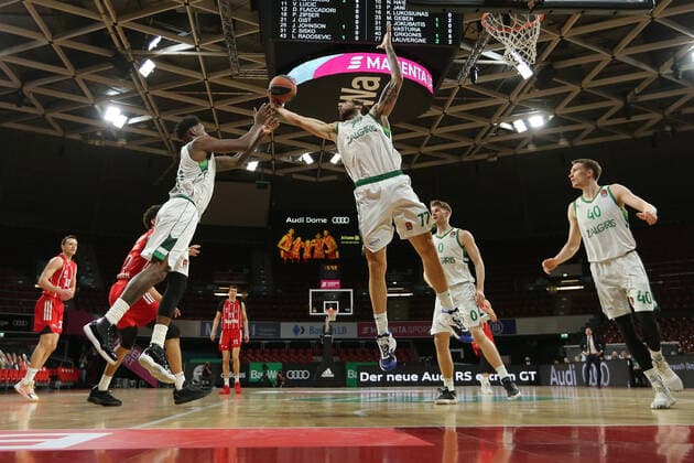 Nigel Hayes Kaunas and Joffrey Lauvergne win the ball GER, FC Bayern Basketball vs Zalgiris Kaunas, Basketball, Euroleague, 2020 2021 season, 01 04 2021, GER, FC Bayern Basketball vs Zalgiris Kaunas, Basketball, Euroleague, 2020 2021 season, 01 04 2021, Munich Copyright: xEIBNER MarcelxEngelbrechtx EP_EER