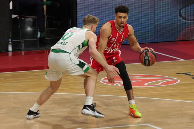 Duel between Thomas Walkup Kaunas and Wade Baldwin IV Muenchen GER, FC Bayern Basketball vs Zalgiris Kaunas, Basketball, Euroleague, 2020 2021 season, 01 04 2021, GER, FC Bayern Basketball vs Zalgiris Kaunas, Basketball, Euroleague, 2020 2021 season, 01 04 2021, Muenchen Copyright: xEIBNER MarcelxEngelbrechtx EP_EER