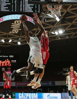 Duel under the basket between Nigel Hayes Kaunas and Zan Sisko Muenchen GER, FC Bayern Basketball vs Zalgiris Kaunas, Basketball, Euroleague, 2020 2021 season, 01 04 2021, GER, FC Bayern Basketball vs Zalgiris Kaunas, Basketball, Euroleague, 2020 2021 season, 01 04 2021, Muenchen Copyright: xEIBNER MarcelxEngelbrechtx EP_EER