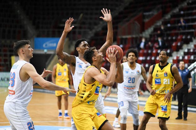 Oscar da Silva MHP Riesen Ludwigsburg at the basket against Kyndahl Hill Syntainics MBC , GER, MHP Riesen Ludwigsburg vs Syntainics MBC Weißenfels, 01 04 2021, 29 Spieltag easycredit Basketball Bundesliga, Spielzeit 2020 2021 GER, MHP Riesen Ludwigsburg vs Syntainics MBC Weißenfels, 01 04 2021, 29 Spieltag easycredit Basketball Bundesliga, Spielzeit 2020 2021 Ludwigsburg Copyright: xEibnerxPressefoto MichaelxMemmlerx EP_MMR