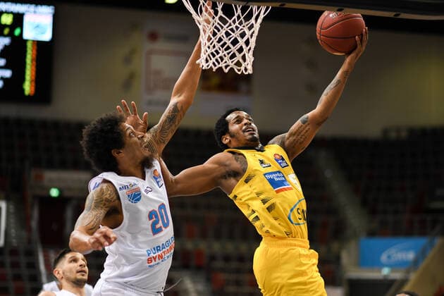 Barry Brown Jr MHP Riesen Ludwigsburg at the basket against Deron Washington Syntainics MBC , GER, MHP Riesen Ludwigsburg vs Syntainics MBC Weißenfels, 01 04 2021, 29 Matchday easycredit Basketball Bundesliga, Season 2020 2021 GER, MHP Riesen Ludwigsburg vs Syntainics MBC Weißenfels, 01 04 2021, 29 Matchday easycredit Basketball Bundesliga, Season 2020 2021 Ludwigsburg Copyright: xEibnerxPressefoto MichaelxMemmlerx EP_MMR
