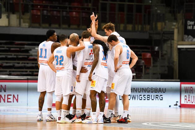 Kyndahl Hill Syntainics MBC , Roko Rogic Syntainics MBC , Marko Krstanovic Syntainics MBC is disappointed with the defeat and stand together in the circle, GER, MHP Riesen Ludwigsburg vs Syntainics MBC Weißenfels, 01 04 2021, 29 Spieltag easycredit Basketball Bundesliga, Spielzeit 2020 2021 GER, MHP Riesen Ludwigsburg vs Syntainics MBC Weißenfels, 01 04 2021, 29 Spieltag easycredit Basketball Bundesliga, Spielzeit 2020 2021 Ludwigsburg Copyright: xEibnerxPressefoto MichaelxMemmlerx EP_MMR