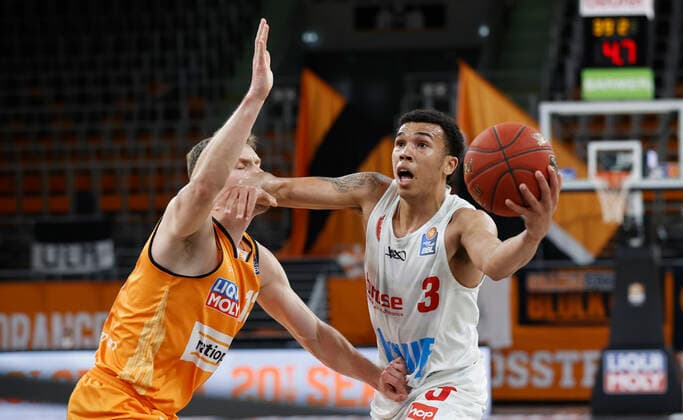 01 04 2021, Basketball, BBL 2020 2021, 29 matchday, ratiopharm ulm s Oliver Wuerzburg, GER, Neu Ulm, ratiopharm arena, picture from left Andreas Obst ratiopharm ulm and Tyson Ward s Oliver Wuerzburg. Copyright: HMBxMedia xHeikoxBecker