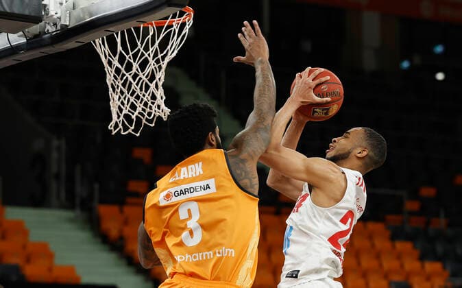 01 04 2021, Basketball, BBL 2020 2021, 29 matchday, ratiopharm ulm s Oliver Wuerzburg, GER, Neu Ulm, ratiopharm arena, picture f li Cameron Clark ratiopharm ulm and Cameron Hunt s Oliver Wuerzburg. Copyright: HMBxMedia xHeikoxBecker