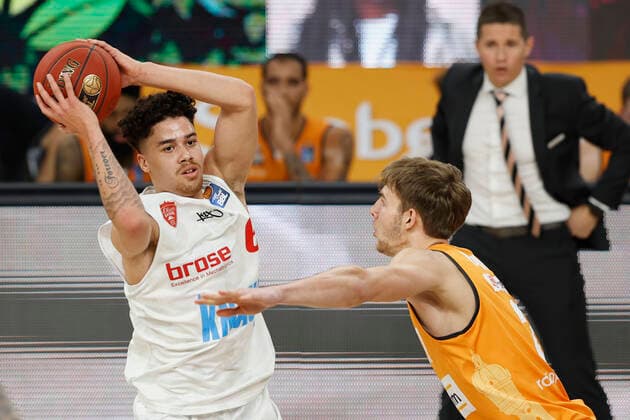 01 04 2021, Basketball, BBL 2020 2021, 29 matchday, ratiopharm ulm s Oliver Wuerzburg, GER, Neu Ulm, ratiopharm arena, picture from left Joshua Obiesie s Oliver Wuerzburg and Moritz Krimmer ratiopharm ulm Copyright: HMBxMedia xHeikoxBecker