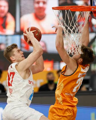 01 04 2021, Basketball, BBL 2020 2021, 29 matchday, ratiopharm ulm s Oliver Wuerzburg, GER, Neu Ulm, ratiopharm arena, picture from left Jonas Weitzel s Oliver Wuerzburg and Moritz Krimmer ratiopharm ulm Copyright: HMBxMedia xHeikoxBecker