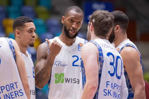 Fraport Skyliners NINERS Chemnitz, easyCredit BBL Meeting between Kamari Murphy Fraport Skyliners, 21 and Jon Axel Gudmundsson Fraport Skyliners, 30 Left Len Adam Schoormann Fraport Skyliners, 6 Basketball match of the easyCredit BBL between the Fraport Skyliners and NINERS Chemnitz on 1 April 2021 at the Fraport Arena in Frankfurt am Main , Frankfurt am Main Hesse Germany Fraport Arena