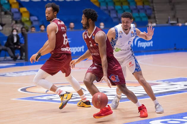 Fraport Skyliners NINERS Chemnitz, easyCredit BBL Terrell Harris Niners Chemnitz, 2 has Len Adam Schoormann Fraport Skyliners, 6 overrun, left Johnathan Williams Niners Chemnitz, 19 Basketball match of the easyCredit BBL between Fraport Skyliners and NINERS Chemnitz on 1 April 2021 at Fraport Arena in Frankfurt am Main , Frankfurt am Main Hesse Germany Fraport Arena