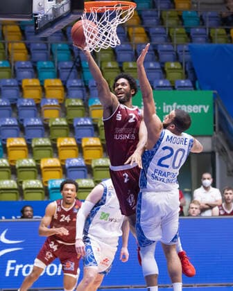 Fraport Skyliners NINERS Chemnitz, easyCredit BBL Terrell Harris Niners Chemnitz, 2 rises high to the basket against Rasheed Moore Fraport Skyliners, 20 Basketball match of the easyCredit BBL between Fraport Skyliners and NINERS Chemnitz on 1 April 2021 at Fraport Arena in Frankfurt am Main , Frankfurt am Main Hesse Germany Fraport Arena