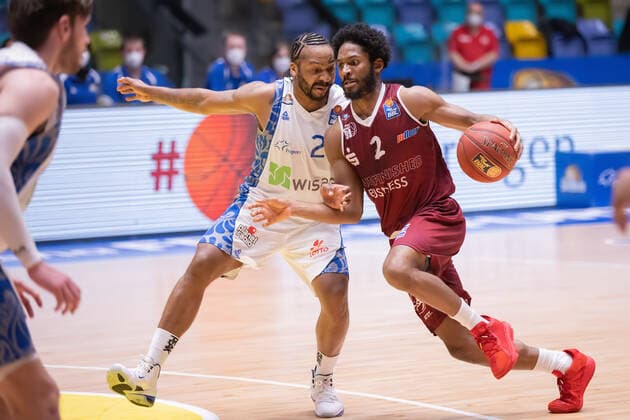 Fraport Skyliners NINERS Chemnitz, easyCredit BBL duel between Terrell Harris Niners Chemnitz, 2 and Quantez Robertson Fraport Skyliners, 23 Basketball match of the easyCredit BBL between Fraport Skyliners and NINERS Chemnitz on 1 April 2021 at Fraport Arena in Frankfurt am Main , Frankfurt am Main Hesse Germany Fraport Arena