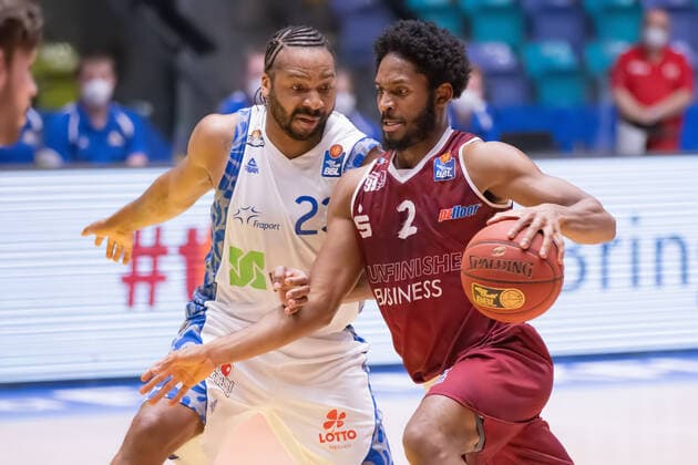 Fraport Skyliners NINERS Chemnitz, easyCredit BBL duel between Terrell Harris Niners Chemnitz, 2 and Quantez Robertson Fraport Skyliners, 23 Basketball match of the easyCredit BBL between Fraport Skyliners and NINERS Chemnitz on 1 April 2021 at Fraport Arena in Frankfurt am Main , Frankfurt am Main Hesse Germany Fraport Arena