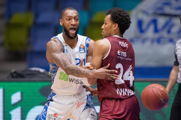 Fraport Skyliners NINERS Chemnitz, easyCredit BBL Kamari Murphy Fraport Skyliners, 21 plays the ball past George King Niners Chemnitz, 24 Basketball match of the easyCredit BBL between Fraport Skyliners and NINERS Chemnitz on 1 April 2021 at Fraport Arena in Frankfurt am Main , Frankfurt am Main Hesse Germany Fraport Arena