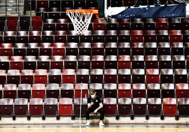 Bilder des Jahres 2021, Sport 04 April Sport Themen der Woche KW13 Ein Helfer sitzt während des Spiels auf einem Zuschauerplatz . MHP Riesen Ludwigsburg vs.Mitteldeutscher BC . Basketball-Bundesliga 2020-2021. Ludwigsburg , GER, 01.04.2021, *** A helper sits in a spectator seat during the game MHP Riesen Ludwigsburg vs Mitteldeutscher BC Basketball Bundesliga 2020 2021 Ludwigsburg , GER, 01 04 2021,