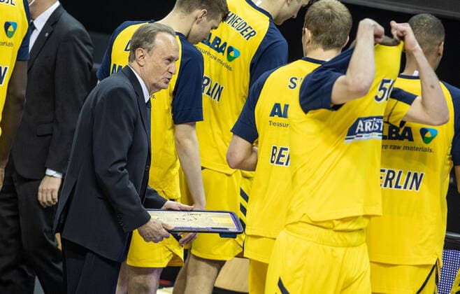 Basketball Euroleague, Alba Berlin Valencia Basket, Main Round, 33 Matchday, Mercedes Benz Arena ALBAs Head Coach Aito Garcia Reneses discusses with his players ALBA Berlin Valencia Basket