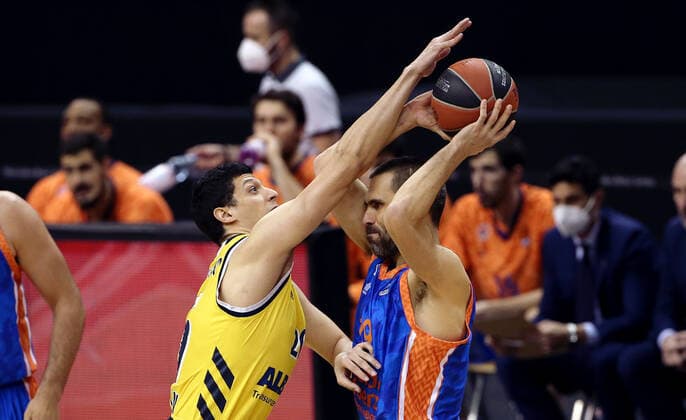 Simone Fontecchio, Fernando San Emeterio Action Game Scene Duel Sports Basketball EuroLeague Men Season 2020 2021 02 04 2021 ALBA Berlin vs Valencia Baskets