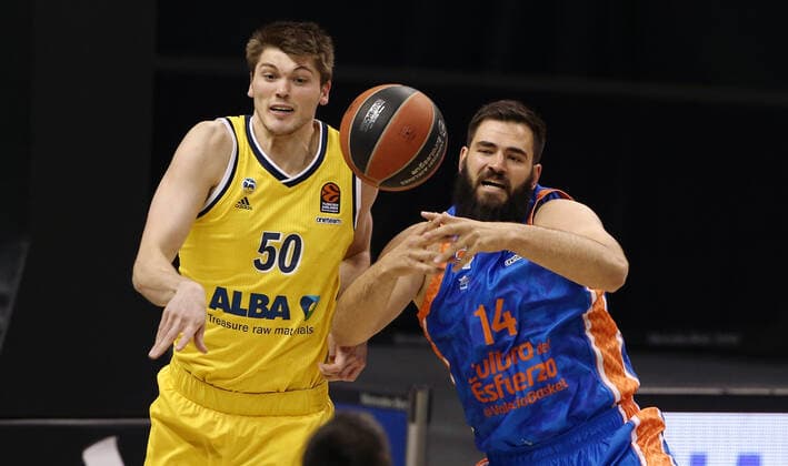 Ben Lammers, Bojan Dubljevic Action Game Scene Duel Sports Basketball EuroLeague Men Season 2020 2021 02 04 2021 ALBA Berlin vs Valencia Baskets