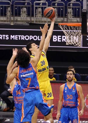 Louis Labeyrie, Simone Fontecchio Action Game Scene Duel Sports Basketball EuroLeague Men Season 2020 2021 02 04 2021 ALBA Berlin vs Valencia Baskets