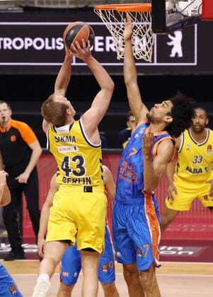 Luke Sikma, Louis Labeyrie Action Game Scene Duel Sports Basketball EuroLeague Men Season 2020 2021 02 04 2021 ALBA Berlin vs Valencia Baskets