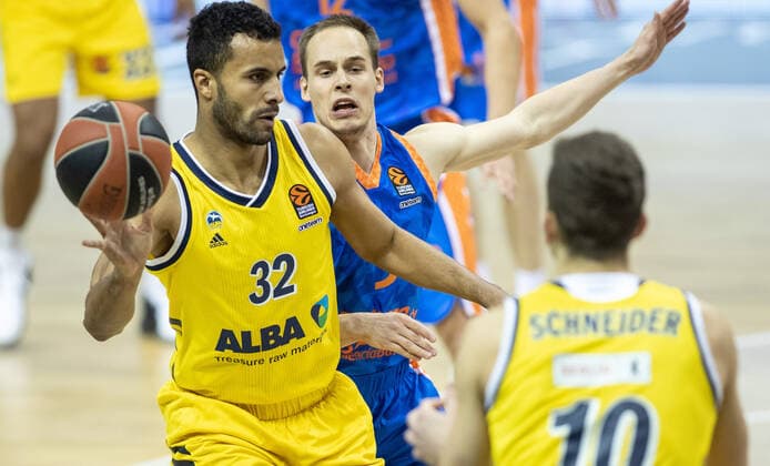 Basketball Euroleague, Alba Berlin Valencia Basket, Main Round, 33 Matchday, Mercedes Benz Arena ALBAs Johannes Thiemann l fights against Klemen Prepelic of Valencia Basket for the ball ALBA Berlin Valencia Basket