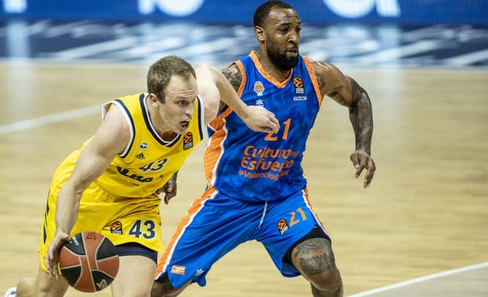 Basketball Euroleague, Alba Berlin Valencia Basket, Main Round, 33 Matchday, Mercedes Benz Arena ALBAs Luke Sikma l fights against Valencia Baskets Derrick Williams for the ball ALBA Berlin Valencia Basket