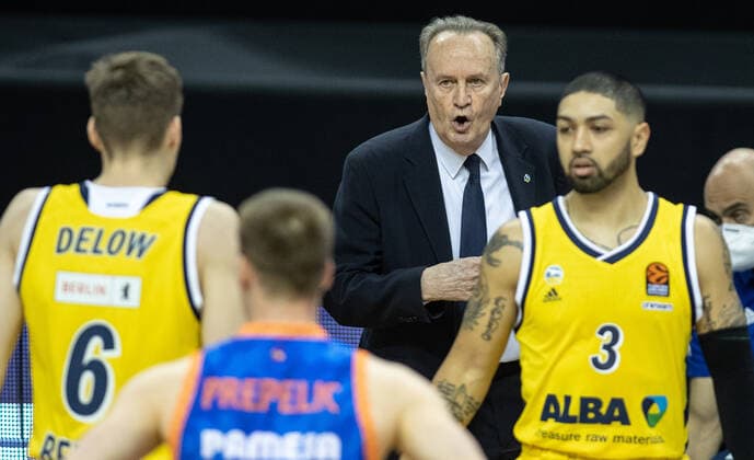 Basketball Euroleague, Alba Berlin Valencia Basket, Hauptrunde, 33 Spieltag, Mercedes Benz Arena ALBAs Head Coach Aito Garcia Reneses calls his player Malte Delow l something to ALBA Berlin Valencia Basket