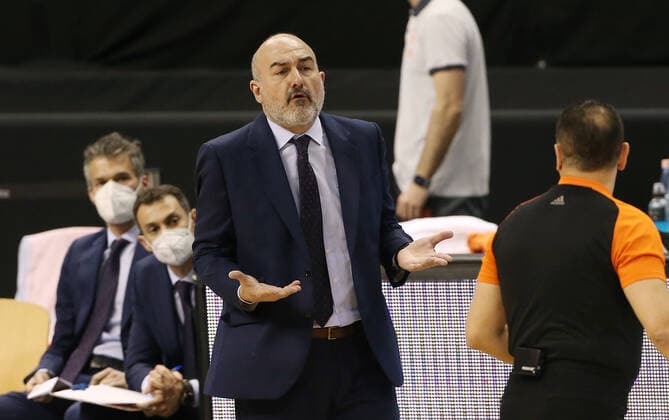Coach Jaume Ponsarnau action upper body upper body sports basketball EuroLeague men season 2020 2021 02 04 2021 ALBA Berlin vs Valencia Baskets