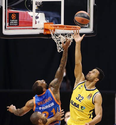 Derrick Williams, Johannes Thiemann Action Game Scene Duel Sports Basketball EuroLeague Men Season 2020 2021 02 04 2021 ALBA Berlin vs Valencia Baskets