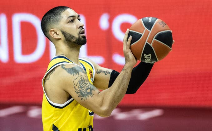 Basketball Euroleague, Alba Berlin Valencia Basket, Main Round, 33 Matchday, Mercedes Benz Arena ALBAs Peyton Siva holds the ball ready for the free throw ALBA Berlin Valencia Basket