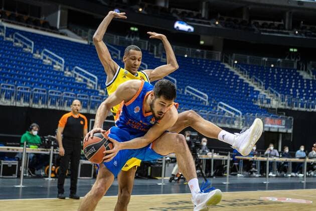 Basketball Berlin 02 04 2021 Euroleague Season 2020 2021 Alba Berlin Valencia Basket Nikola Kalinic Valencia, No 12 Louis Olinde Alba Berlin, No 19