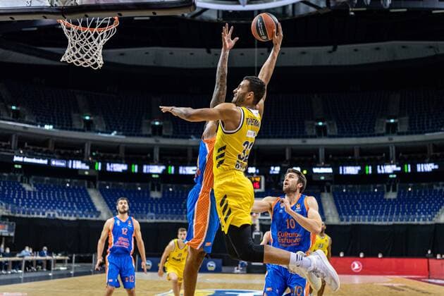 Basketball Berlin 02 04 2021 Euroleague Season 2020 2021 Alba Berlin Valencia Basket Johannes Thiemann Alba Berlin, No 32 Derrick Williams Valencia, No 21 verd