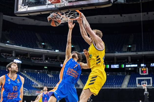 Basketball Berlin 02 04 2021 Euroleague Season 2020 2021 Alba Berlin Valencia Basket Luke Sikma Alba Berlin, No 43 Louis Labeyrie Valencia, No 07