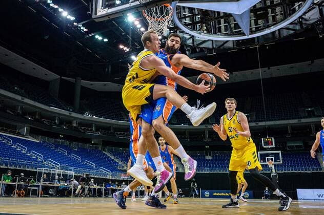 Basketball Berlin 02 04 2021 Euroleague Season 2020 2021 Alba Berlin Valencia Basket Luke Sikma Alba Berlin, No 43 Bojan Dubljevic Valencia, No 14 Ben Lammers Alba Berlin, No 50