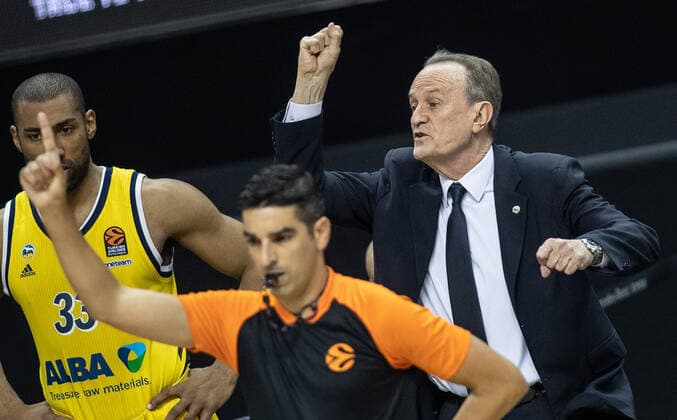 Basketball Euroleague, Alba Berlin Valencia Basket, Main Round, 33 Matchday, Mercedes Benz Arena ALBAs Head Coach Aito Garcia Reneses r gesticulates next to Jayson Granger ALBA Berlin Valencia Basket