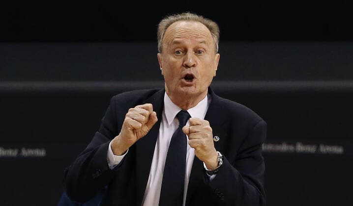 Coach Aito Garcia Reneses pointing, gesturing action upper body upper body sports basketball EuroLeague men season 2020 2021 02 04 2021 ALBA Berlin vs Valencia Baskets