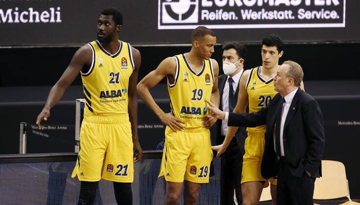 Jean Marc Christ Koumadje, Louis Olinde, Simone Fontecchio, coach Aito Garcia Reneses talking showing Sport Basketball EuroLeague Men Season 2020 2021 02 04 2021 ALBA Berlin vs Valencia Baskets