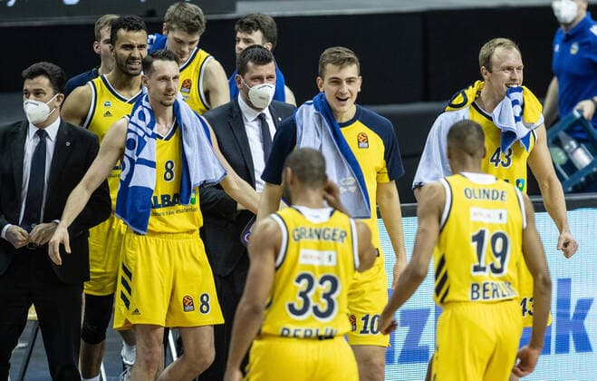 Basketball Euroleague, Alba Berlin Valencia Basket, Main Round, 33 Matchday, Mercedes Benz Arena ALBAs Co Coach Israel Gonzalez l r , Johannes Thiemann, Marcus Eriksson, Ben Lammers, Co Coach Sebastian Trzciona, Tim Schneider, Louis Olinde and Luke Sikma cheer laughing ALBA Berlin Valencia Basket