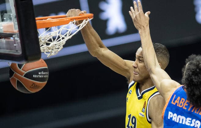 Basketball Euroleague, Alba Berlin Valencia Basket, Main Round, 33 Matchday, Mercedes Benz Arena ALBAs Louis Olinde puts the ball in the basket and hangs on to it ALBA Berlin Valencia Basket