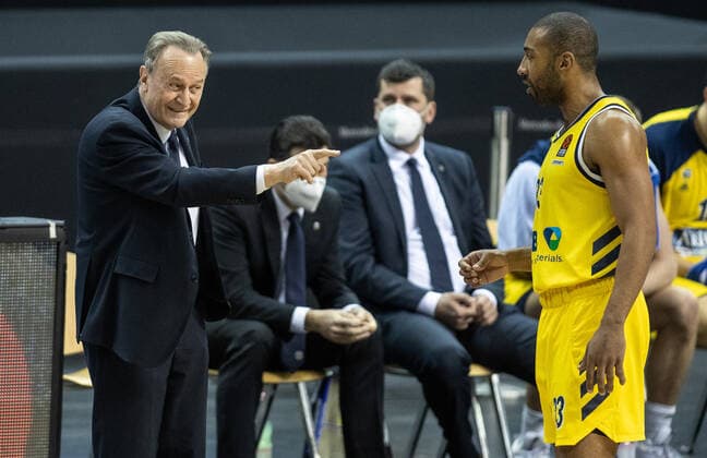 Basketball Euroleague, Alba Berlin Valencia Basket, Main Round, 33 Matchday, Mercedes Benz Arena ALBAs Head Coach Aito Garcia Reneses l points Jayson Granger in the right direction ALBA Berlin Valencia Basket