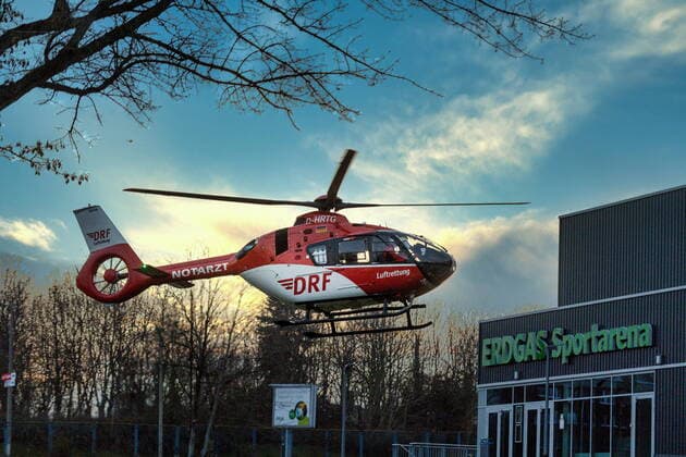 Training accident with the GISA Lions in the Erdgas Sportarena Deeshyra Thomas 03, GISA Lions SV Halle was taken to hospital Training GISA Lions SV Halle Basketball 1 Bundesliga ERDGAS Sportarena Halle Saale 01 04 2021 Photo Holger John Halle Saale Saxony Anhalt Germany ERDGAS Sportarena Halle Saale