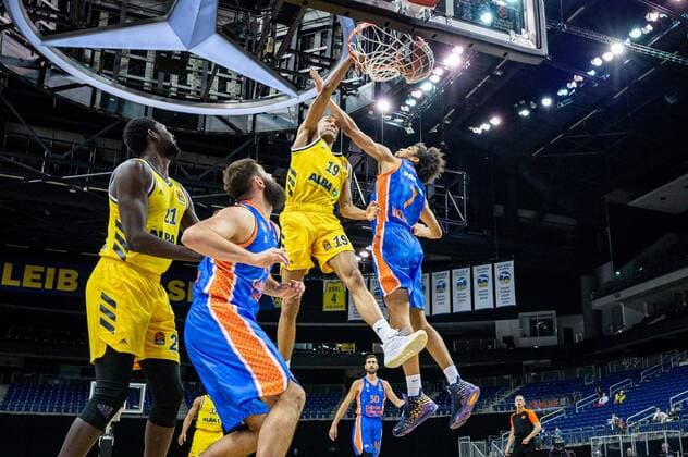 Basketball Berlin 02 04 2021 Euroleague Season 2020 2021 Alba Berlin Valencia Basket Louis Olinde Alba Berlin, No 19 Louis Labeyrie Valencia, No 07