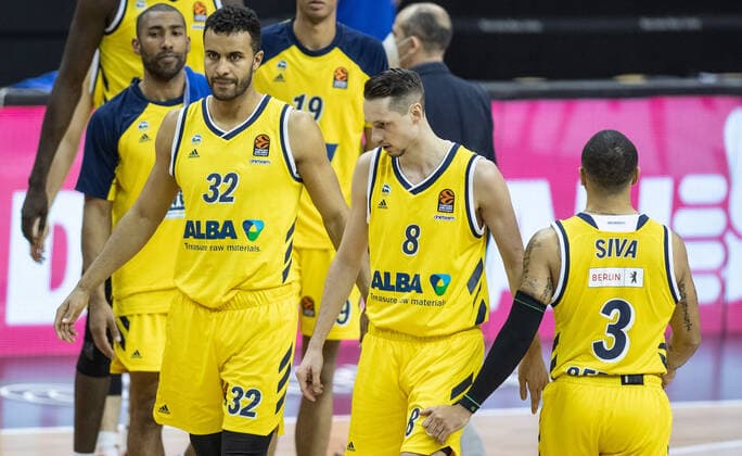 Basketball Euroleague, Alba Berlin Valencia Basket, main round, 33 game day, Mercedes Benz Arena ALBAs Jayson Granger l r , Johannes Thiemann, Marcus Eriksson and Peyton Siva run across the court disappointed after the defeat ALBA Berlin Valencia Basket