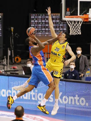 Derrick Williams, Simone Fontecchio Action Game Scene Duel Sports Basketball EuroLeague Men Season 2020 2021 02 04 2021 ALBA Berlin vs Valencia Baskets