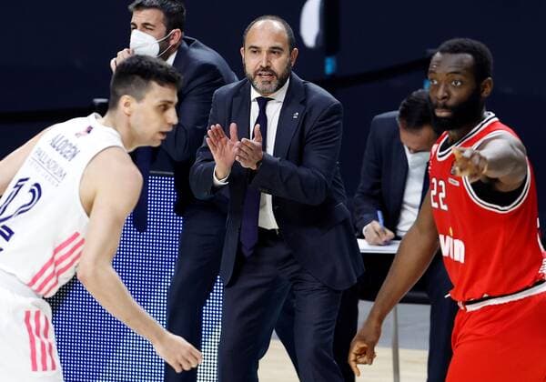 Real Madrid s assistant coach Chus Mateo (C) reacts next to his player guard Carlos Alocen (L) and Olympiakos guard Charles Jenkins (R) during the Euroleague game between Real Madrid and Olympiakos B.C. at WiZink Center in Madrid, Spain, 02 April 2021. Real Madrid - Olympiakos B.C. !ACHTUNG: NUR REDAKTIONELLE NUTZUNG!  Copyright: xChemaxMoyax GRAF6314 20210402-637529954994109151