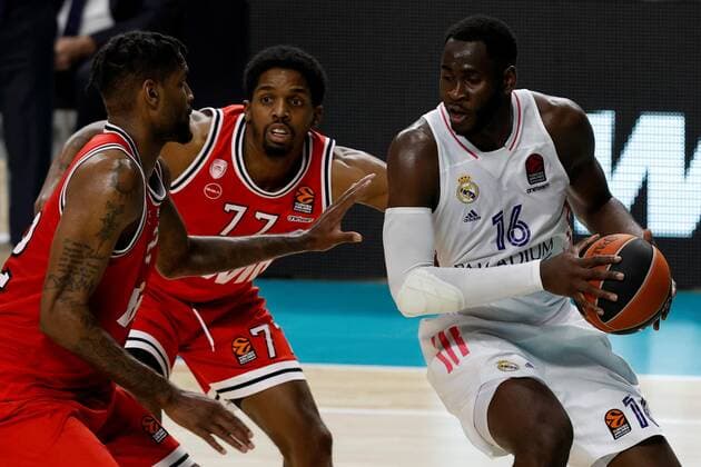 Real Madrid s forward Usman Garuba (R) in action against Olympiakos forward Shaquille McKissic (C) and center Octavius Ellis (L) during the Euroleague game between Real Madrid and Olympiakos B.C. at WiZink Center in Madrid, Spain, 02 April 2021. Real Madrid - Olympiakos B.C. !ACHTUNG: NUR REDAKTIONELLE NUTZUNG!  Copyright: xChemaxMoyax GRAF6344 20210402-637529968810602444
