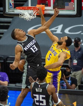 April 2, 2021, Sacramento, CA, USA: Los Angeles Lakers guard Talen Horton-Tucker (5) layup ball over Sacramento Kings forward Robert Woodard II (13) in the fourth quarter during a game at Golden 1 Center on Friday, April 2, 2021 in Sacramento. Sacramento USA - ZUMAj89_ 20210402_zaf_j89_019 Copyright: xPaulxKitagakixJr.x