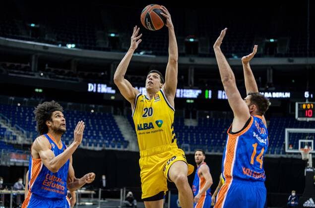 Basketball Berlin 02 04 2021 Euroleague Season 2020 2021 Alba Berlin Valencia Basket Simone Fontecchio Alba Berlin, No 20 Bojan Dubljevic Valencia, No 14 Louis Labeyrie Valencia, No 07