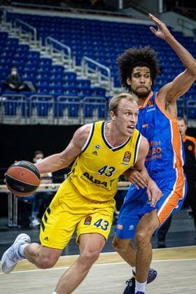 Basketball Berlin 02 04 2021 Euroleague Season 2020 2021 Alba Berlin Valencia Basket Luke Sikma Alba Berlin, No 43 Louis Labeyrie Valencia, No 07